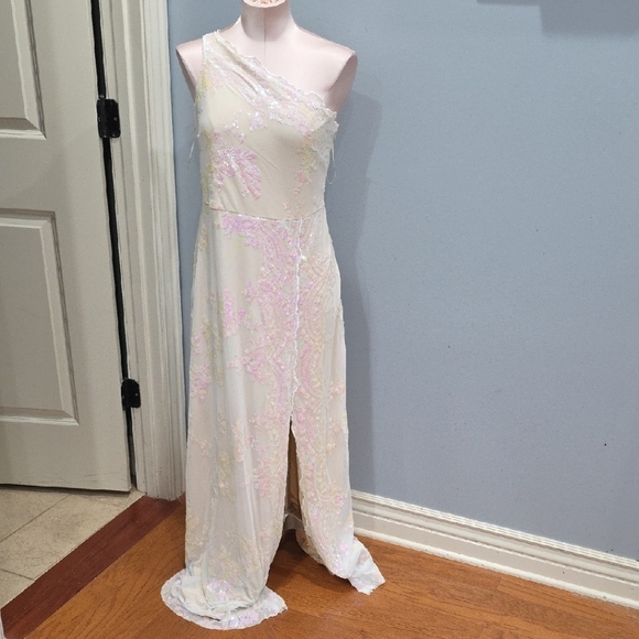 Dresses & Skirts - Elegant One-Shoulder Cream Dress
